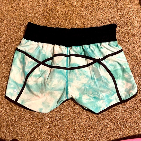 Lululemon shorts size 8 - Picture 2 of 3